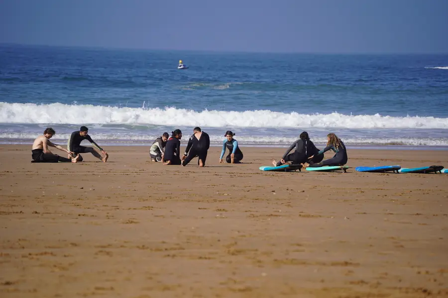 Coaching group preparing for a surf lesson